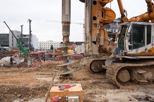 محاسبه تعداد گمانه ، فاصله بین گمانهها و عمق گمانه چگونه است؟